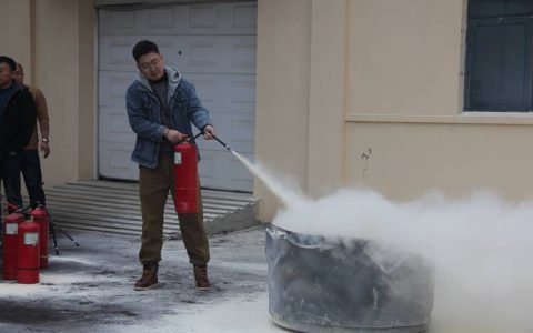 咸宁烟草物流中心组织开展灭火疏散逃生演练