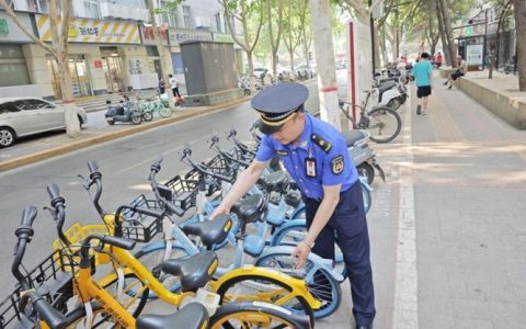 咸安城管规范共享单车停放秩序