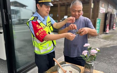 交管民警“微善”之举暖民心
