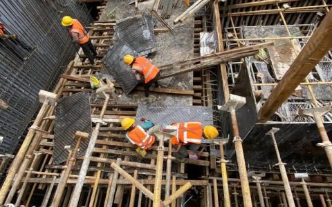 湖北理工学院人行天桥施工正酣  预计明年春节前“上岗”