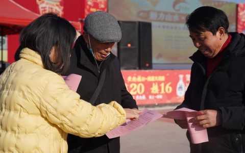 崇阳天城镇开展“敲门行动”推动文明新风进万家