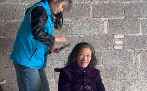 建始县三里乡开展主题敬老活动