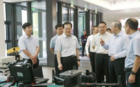 自然资源部副部长、中国地质调查局局长许大纯来校调研