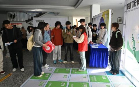 学校举办2025年大学生学涯生涯规划嘉年华活动