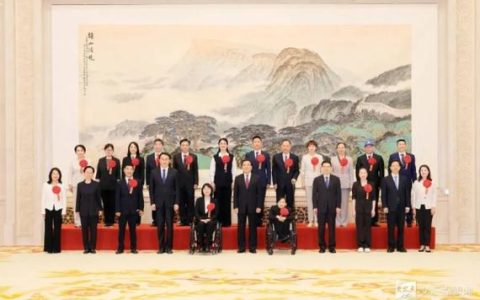 盛阅春会见武汉受表彰的全国和全省自强模范、助残先进代表