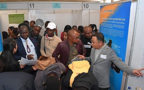 南非基础教育部副部长姆豪莱一行来校访问交流