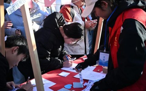 机电工程学院举办“毛线绕暖、彩砂筑心”特色心理活动