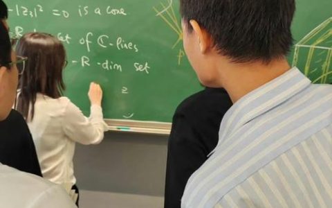 外国语学院教师在专业论坛上分享数智化育人路径