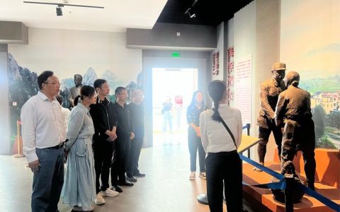 孟夫唐老校长后人回校参观  共忆峥嵘岁月 赓续精神血脉