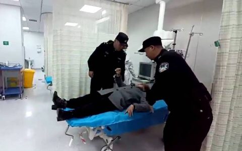 独自上街，突然头晕、胸闷、呕吐……  幸亏老人拨通了护士站电话