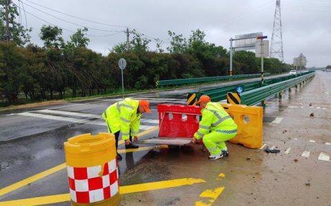 黄州交通公路部门 清沟除障保安全