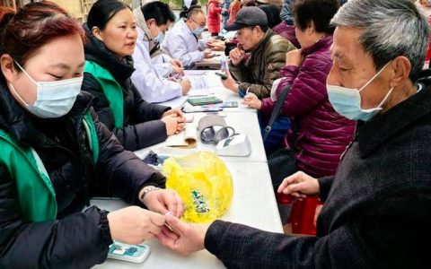 黄州区毛纺社区联合高校志愿者开展科普宣传活动