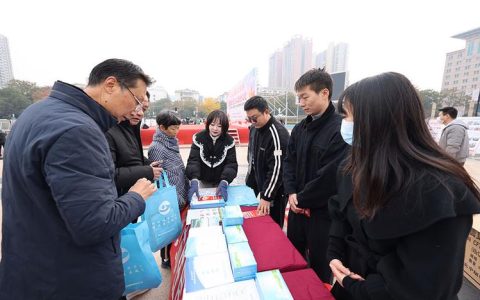 2025年荆门市“宪法宣传周”集中法治宣传活动举行