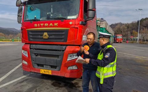 “多拉快跑”不如“安全稳跑” 交通部门为货车司机送上安全必修课