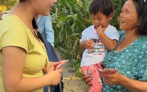 从“田埂主妇”到“助农达人”——刘慧婆媳合力种出新天地