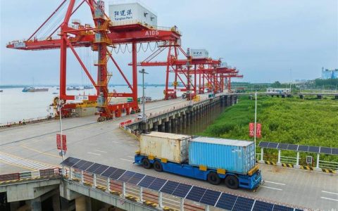 “最佳出海口”——阳逻港码头繁忙图景