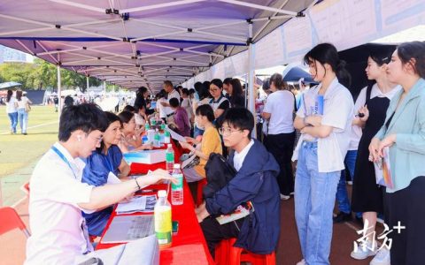 下陆区举办工业园区专场招聘会