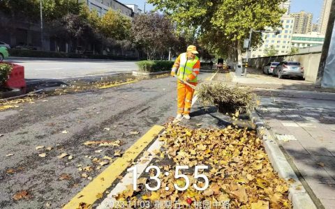 黄州区交通公路部门清落叶除垃圾护国道 保障人民群众便捷安全出行
