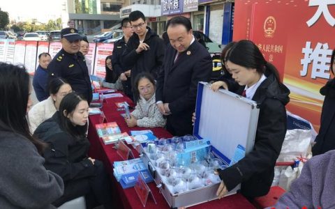 嘉鱼县税务局开展国家宪法日宣传活动 “宪”场讲法润民心  税法同行护发展