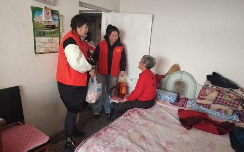 志愿敬老行 冬日送温暖