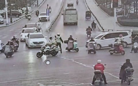 少年误吞洁厕灵 公安“警”急救助