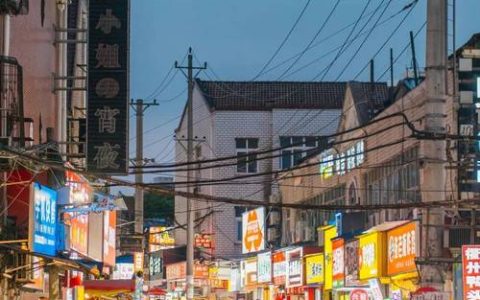 不少外地游客赶来，武汉一夜市火了