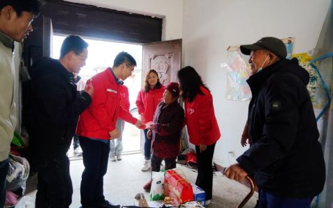 区行政审批局联合水果湖街道到对口扶贫村开展“扶贫日”活动