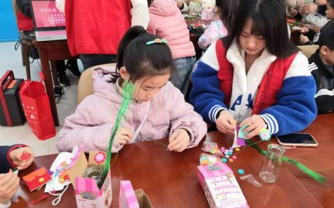 总口管理区开展亲子手工活动