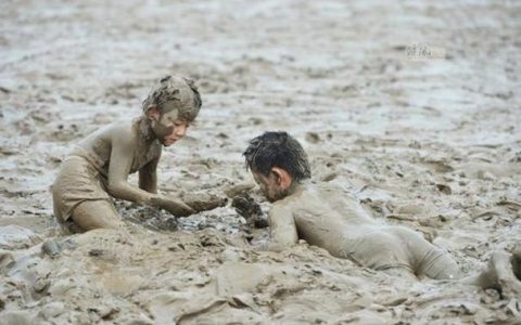 三人联手清泥巴　事情虽小亦动人