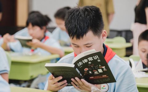 “摆摊”普法听民声　“直播”授课护成长