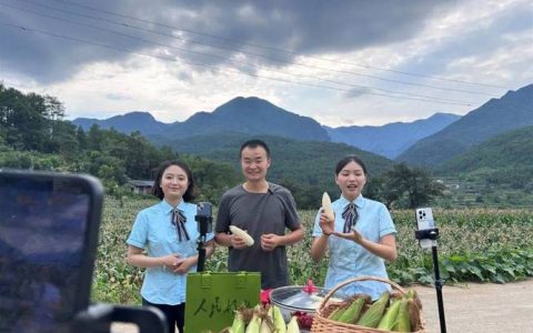 田间直播“实战” 电商学员带货助农出山