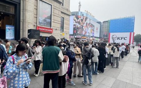 低至100元，几乎场场爆满！不少年轻人在武汉这里排队