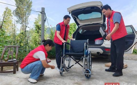 轮椅送上门 关爱暖人心