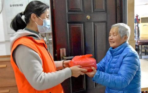 一顿热饭传递民生关怀 长埫口镇送餐上门守护孤寡老人