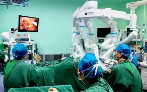潜江市中心医院完成首例机器人辅助膀胱癌根治术