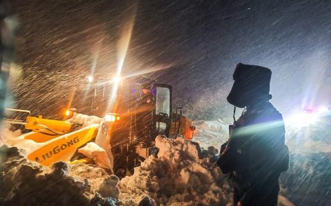 寒夜救援助外地司机脱困
