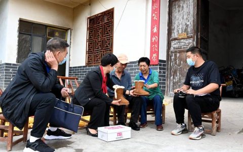 建始县爱心企业慰问困难群众