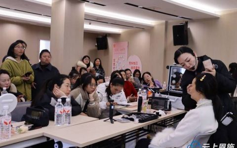 来凤县举办“绽放她时代”公益活动