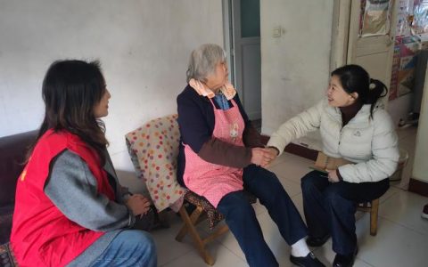情暖高龄老人　关爱困难家庭