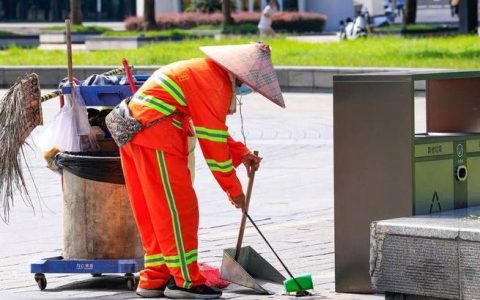 环卫工人加倍忙碌 扫出清爽