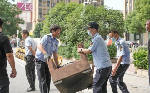 城管高效行动 破解生活垃圾“清运难”