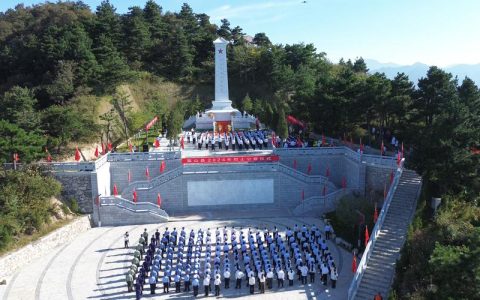 干部群众在牛背脊骨战斗纪念碑前行礼