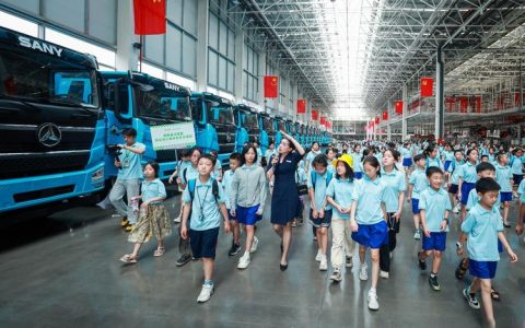 黄商购物中心暖心助力  120余件校服焕新归校