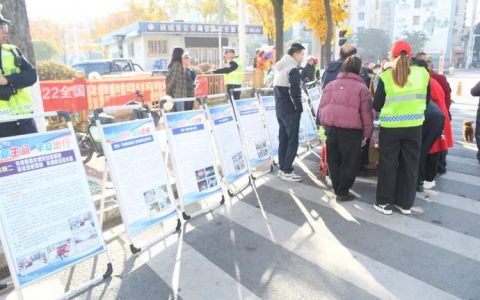 通城公安交警送头盔进商圈 入校园讲知识