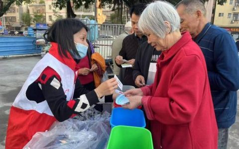 志愿敬老传温情 垃圾分类树新风