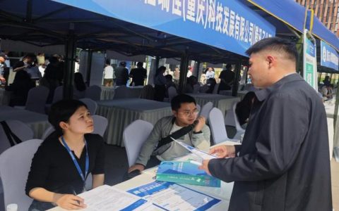 “大学生访企探岗”助推就地就业