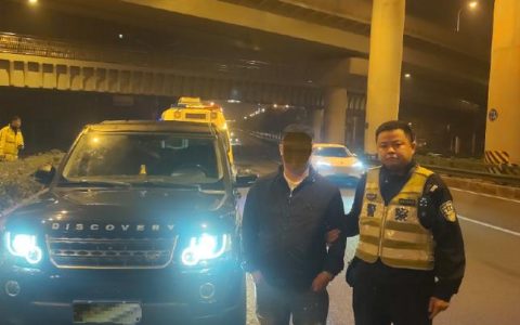 罗田县交通运输综合执法大队深夜救助过境半挂车
