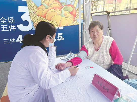 广场义诊，助力居民“尽早识别，立刻就医”