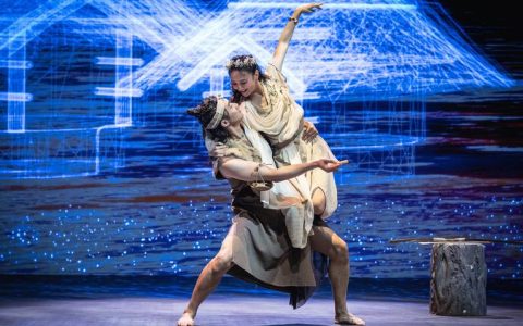 小池实现从“伴舞”到“共舞”