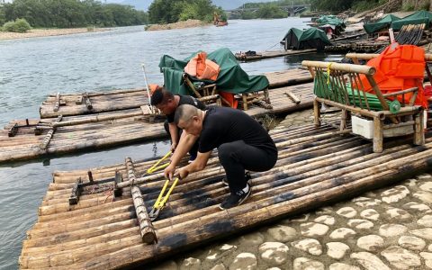 税务引航 崇阳玻璃钢仿真竹筏“漂”向全国